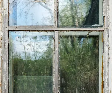 Foto von einem alten weißen Holzfenster